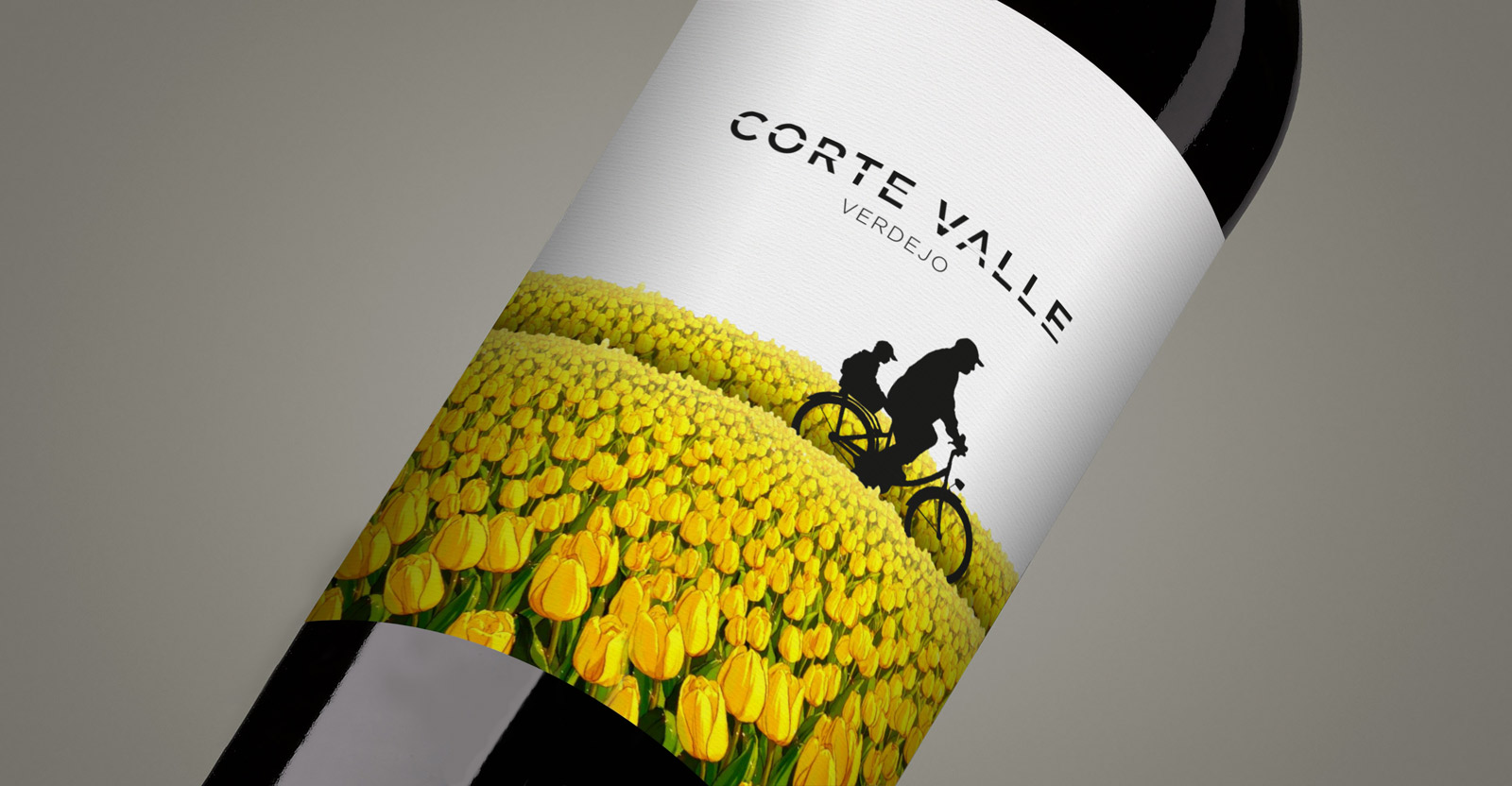 Diseño gráfico y creativo de etiquetas formato sleeve y packaging de vino para CORTEVALLE