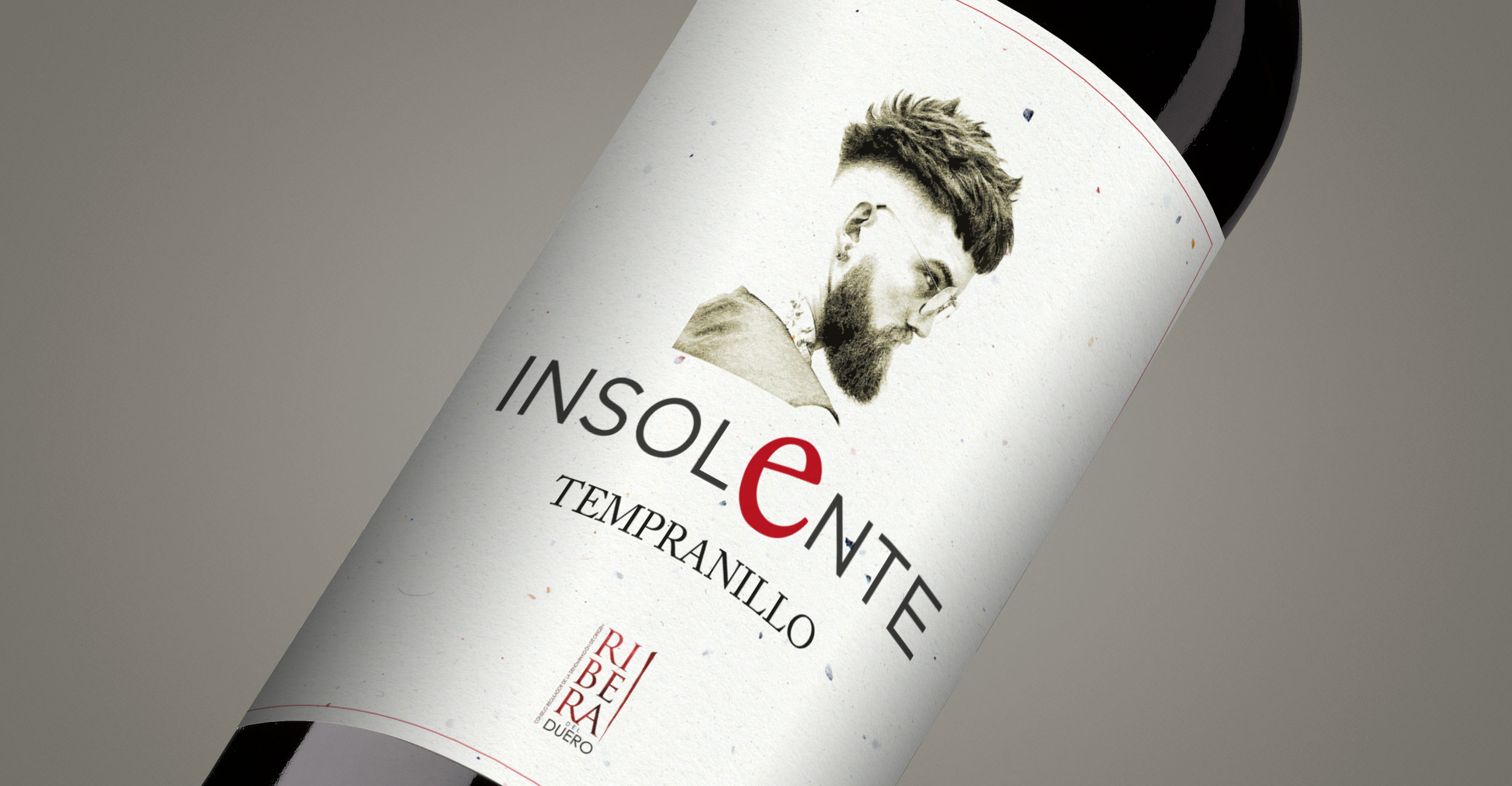 Diseño gráfico y creativo de etiquetas formato sleeve y packaging de vino para INSOLENTE