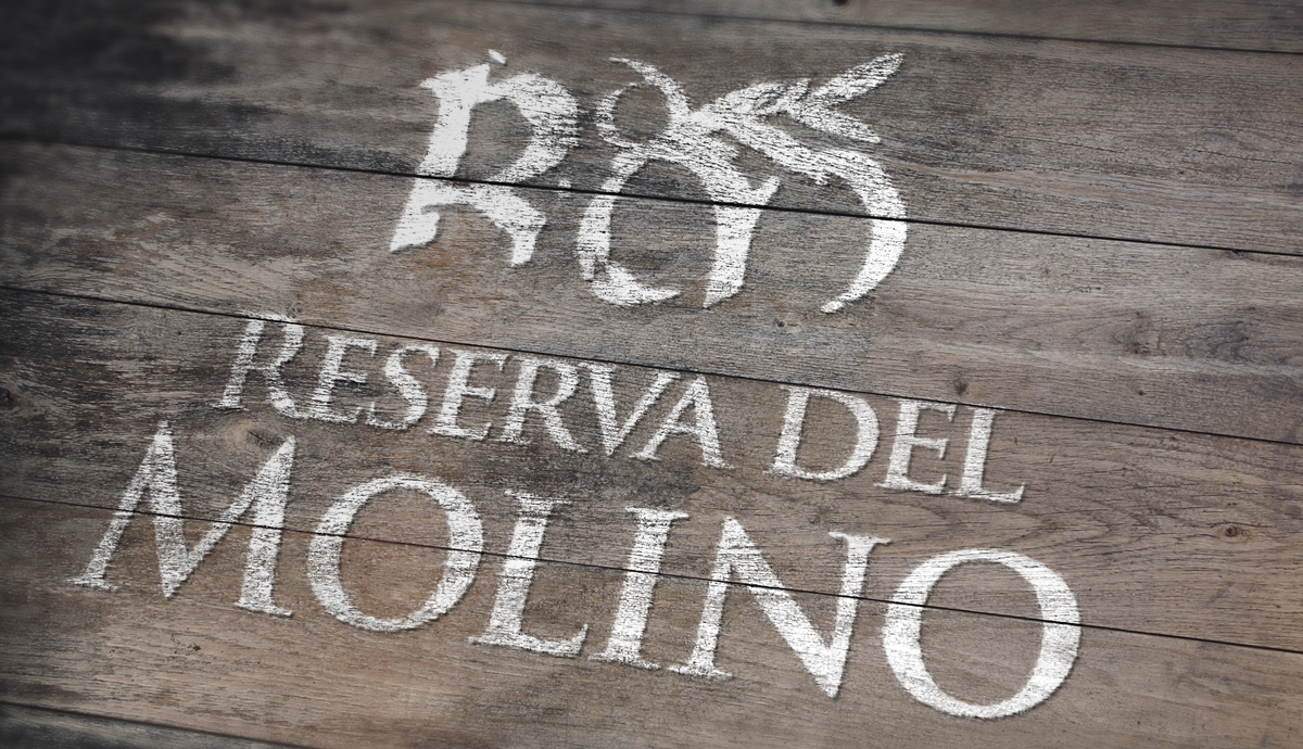 Portfolio of graphic and creative design works for the design of extra virgin olive oil labels and packaging for balsamic vinegar RESERVA DEL MOLINO